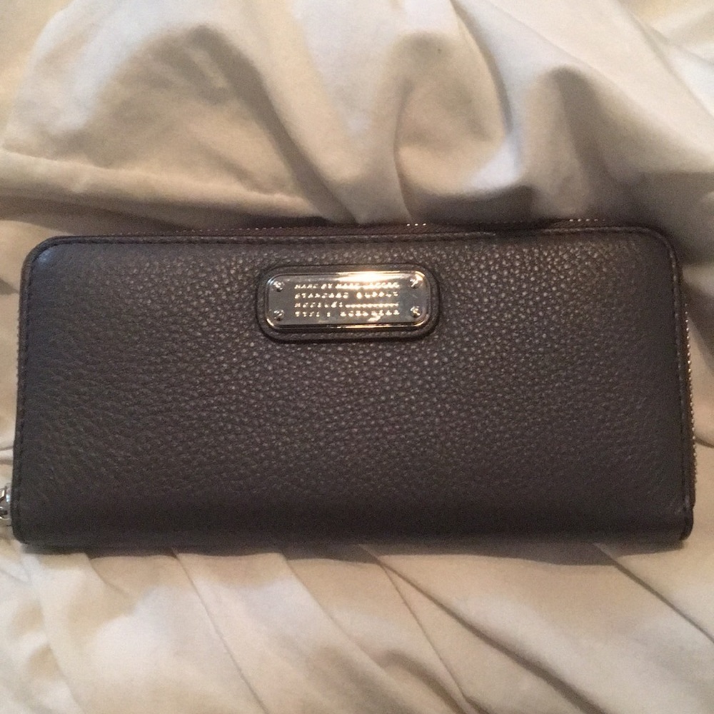 Marc Jacobs Q zip wallet